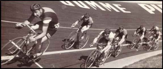 pistard sul velodromo